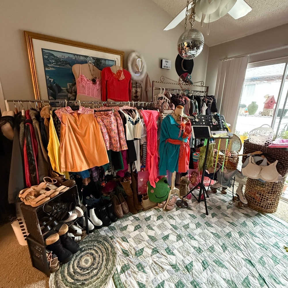 $3 Start~Thx❣️~Instagrams: Charitylane_Poshmark & eka_erikakellyapparel ⭐️ - Picture 4 of 16